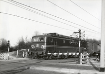 169416 Afbeelding van de electrische locomotief nr. 1301 (serie 1300) van de N.S. met een goederentrein op de ...